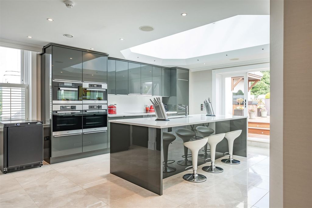 Additional image 7 of 3 bed flat for saleWoodland Way, Kingswood KT20