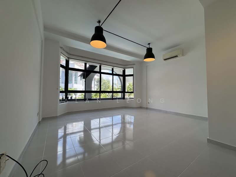 Additional image 5 of Loyang Besar Close