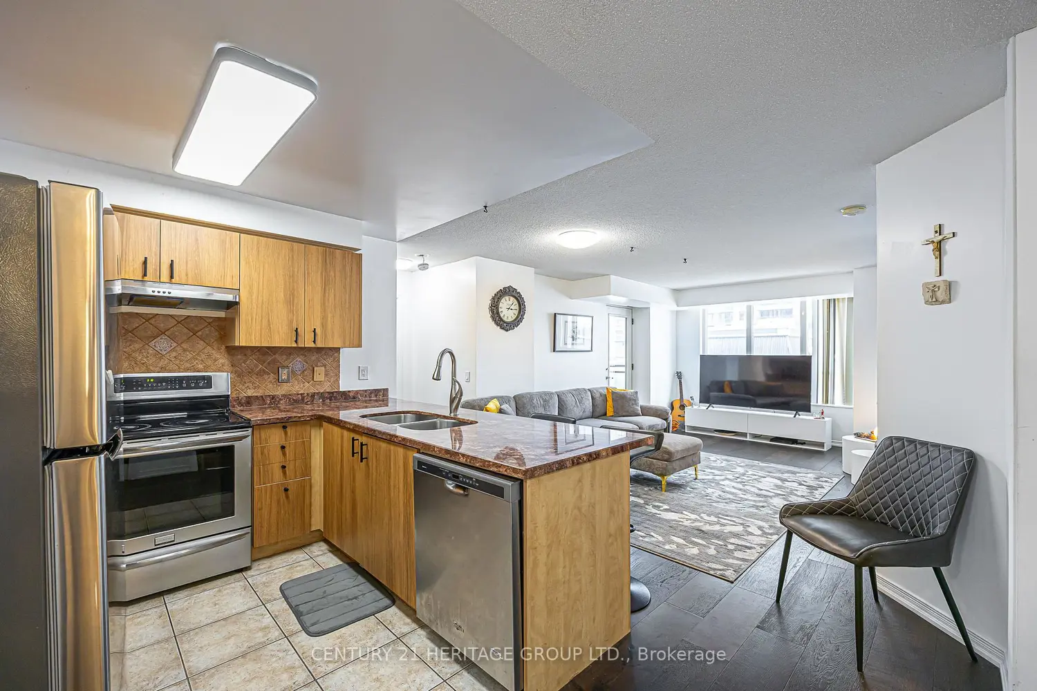 310 Red Maple Road 211 photo 5