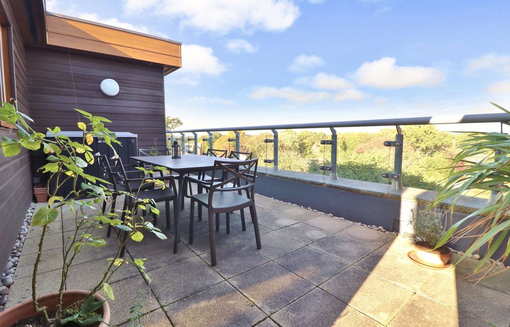 Additional image 22 of 3 bed flat for saleBotley Road, West End SO30
