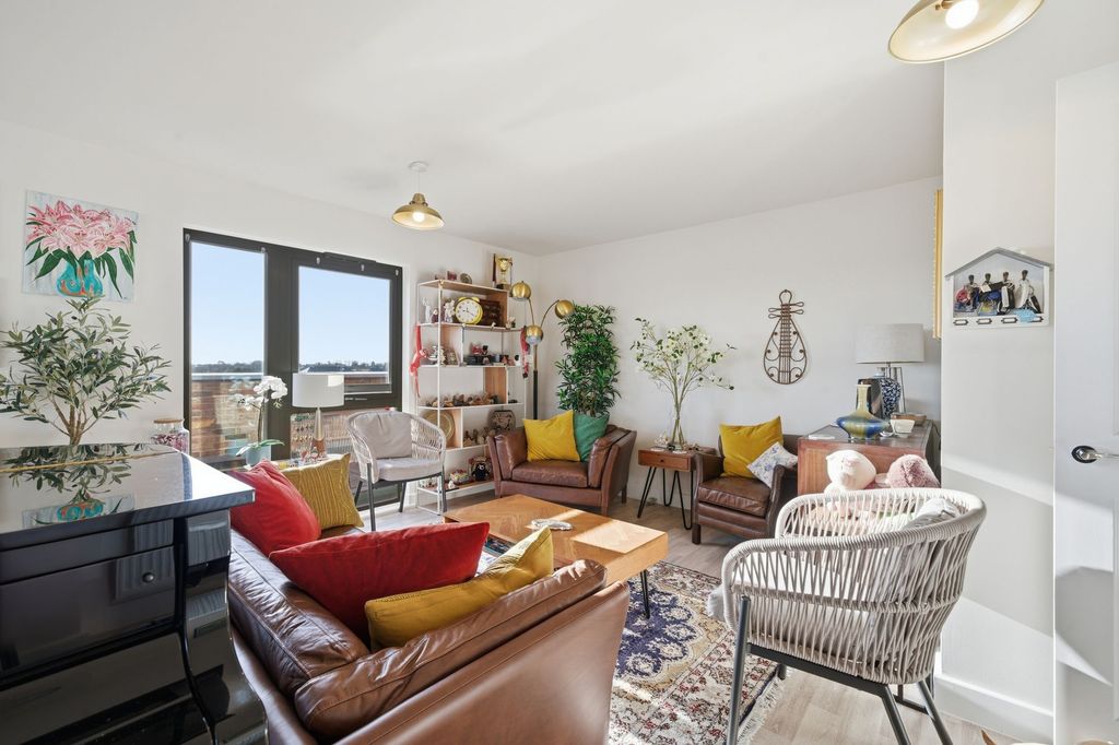 2 bed flat for salePatagonia Way, Cambridge CB3 photo 4