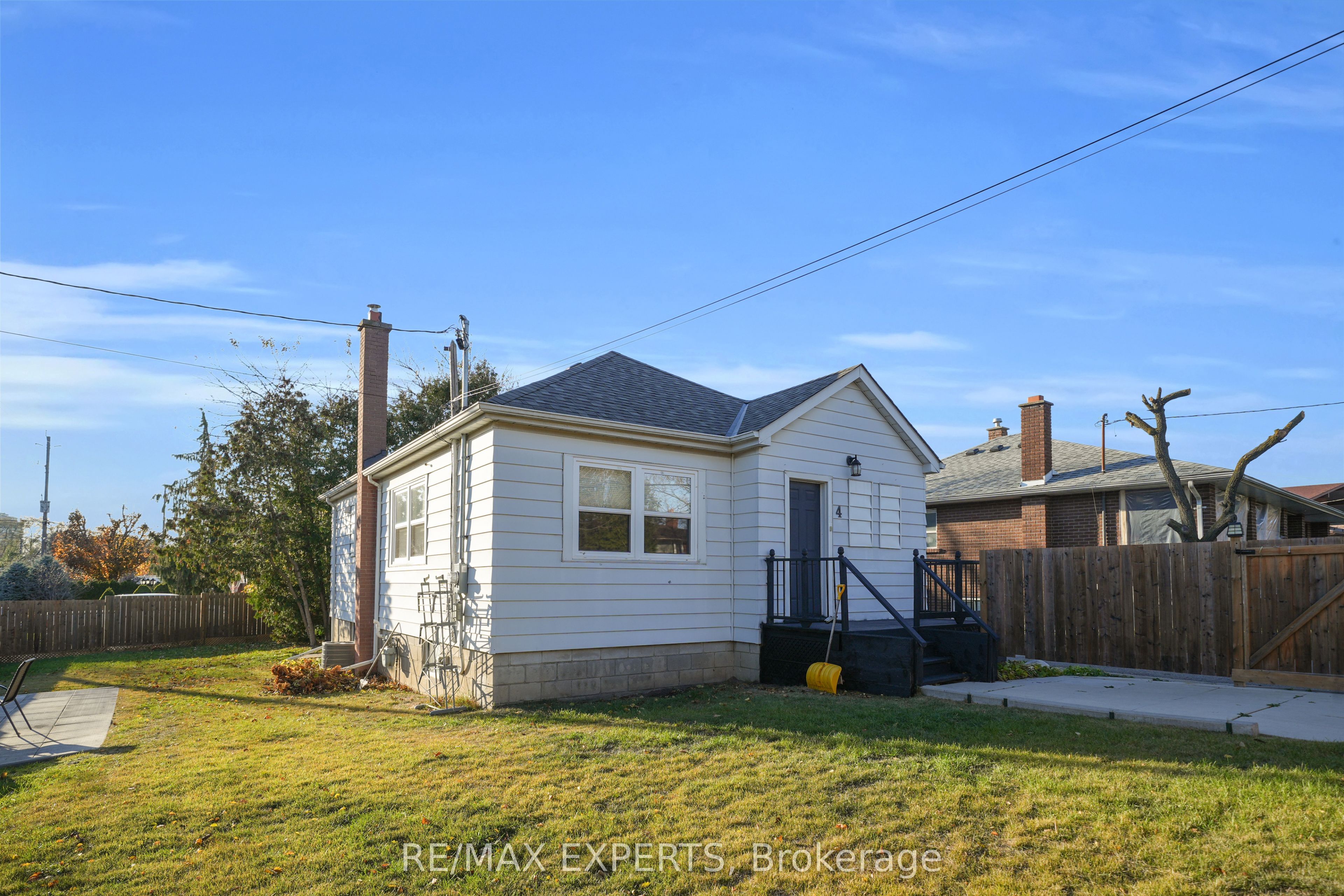 4 Larchmere Avenue, Toronto, ON, M9L 2N1