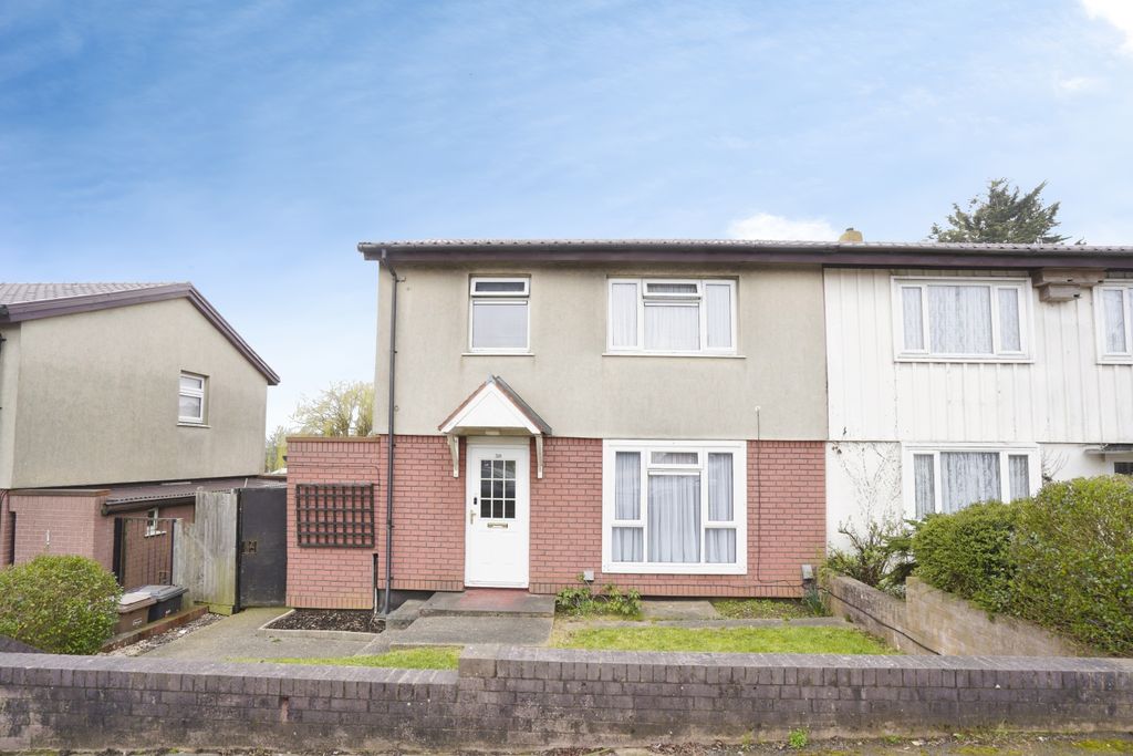 3 bed semi-detached house for saleAshcroft Road, Luton LU2