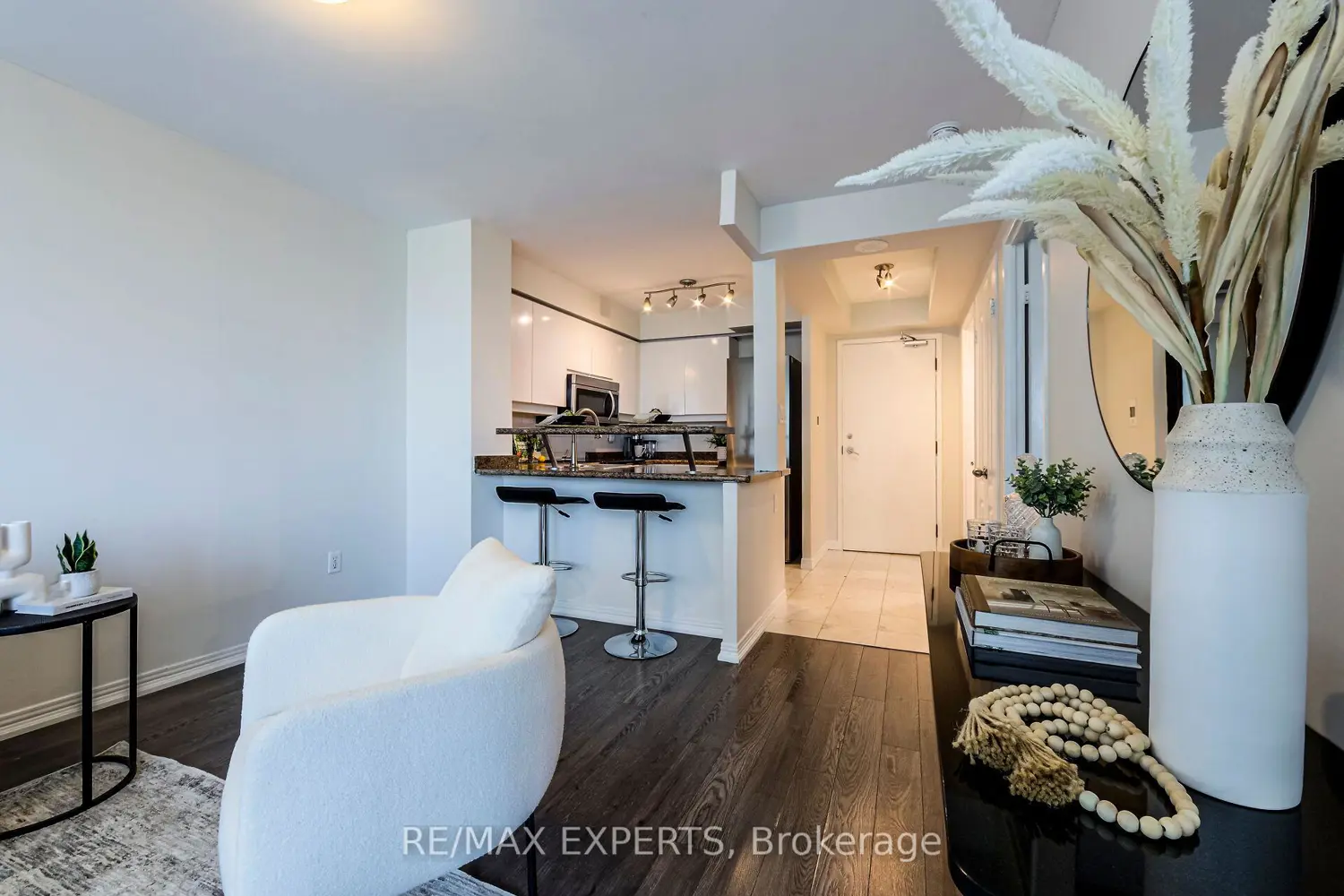 Additional image 9 of 942 Yonge Street 1006