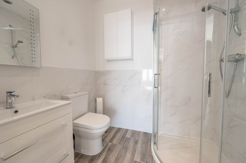 Additional image 8 of 2 bed flat for saleUndercliff Road West, Felixstowe IP11