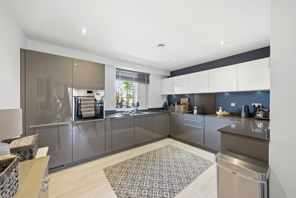3 bed flat for saleHarrison Drive, Cambridge CB2 photo 3