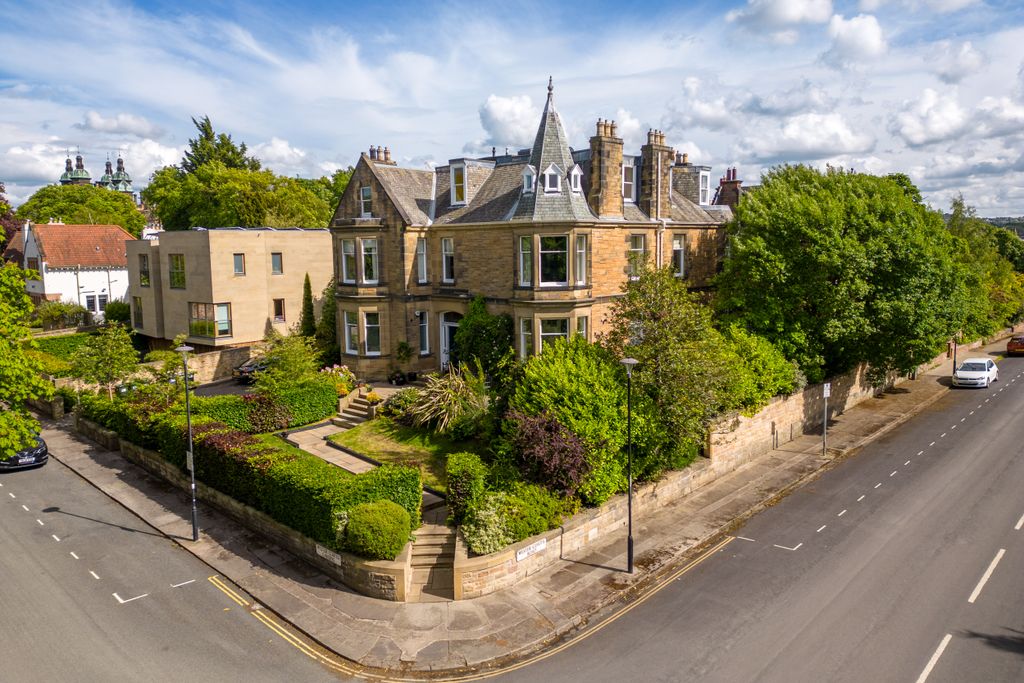 4 bed flat for sale5 Wester Coates Gardens, Edinburgh EH12