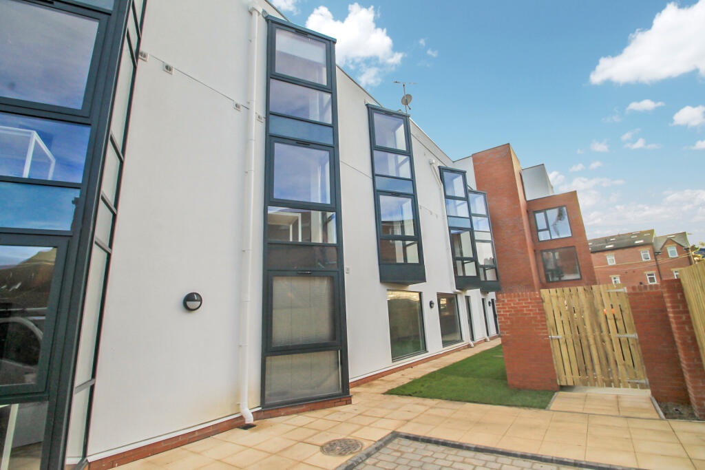 Studio Flat, St Michaeals Lane, LS6, N1 7GU