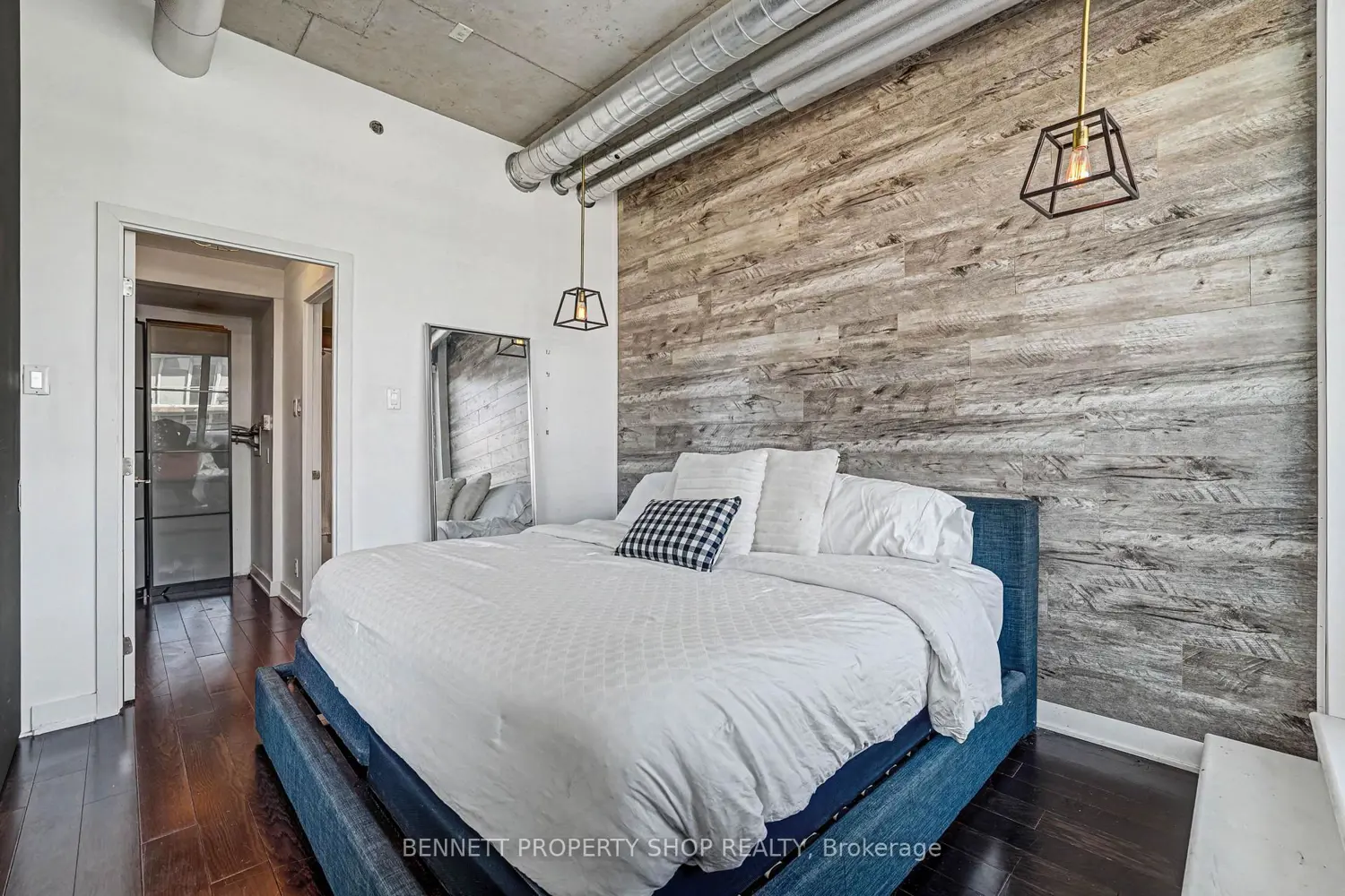 360 Mcleod Street 811 photo 2