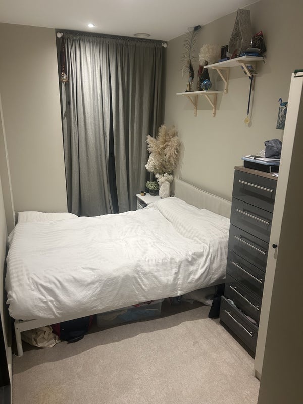Room in a Shared Flat, York Rd, SW11, N1 7GU