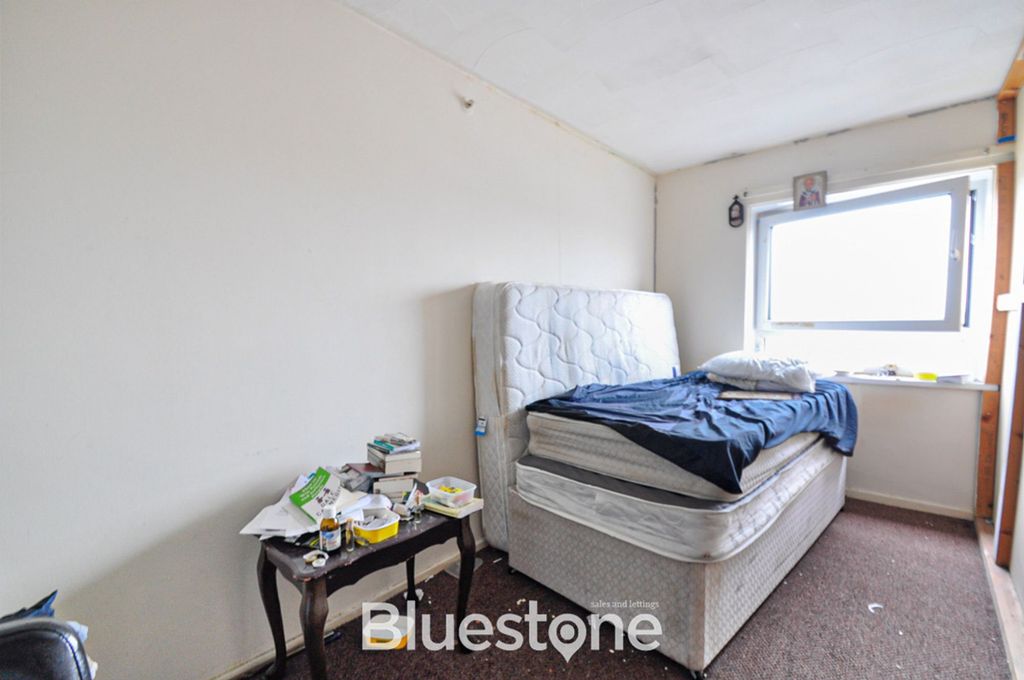 2 bed flat for saleThe Tower, Cwmbran NP44 photo 4