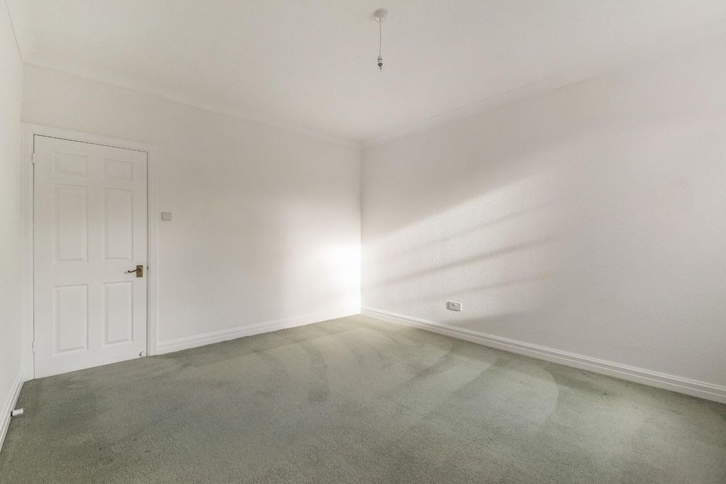 Additional image 8 of 2 bed flat for saleThe Close, Salisbury SP1