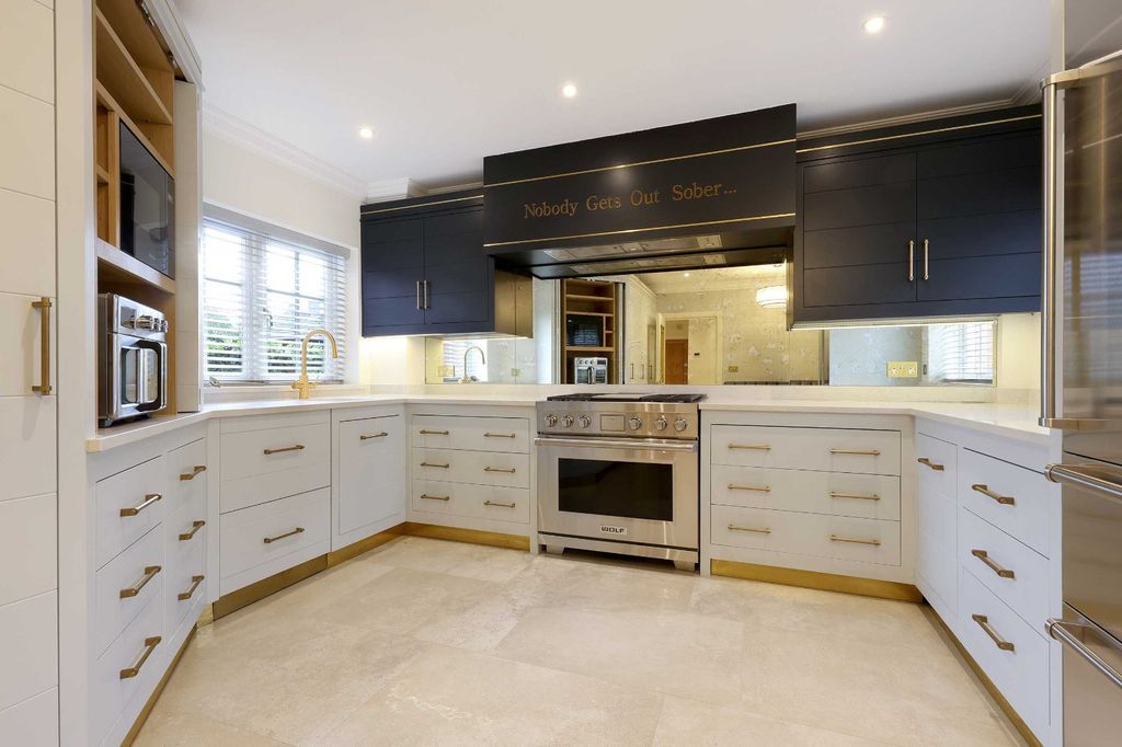 2 bed flat for saleStation Road, Beaconsfield, Buckinghamshire HP9 photo 5