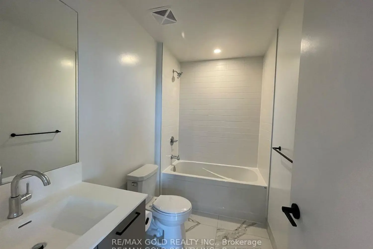 Additional image 12 of 10 Lagerfeld Drive 104