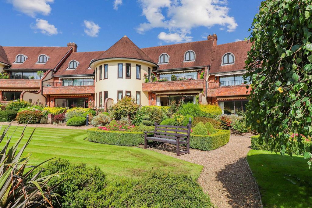 3 bed flat for saleWaterglades, Knotty Green, Beaconsfield HP9