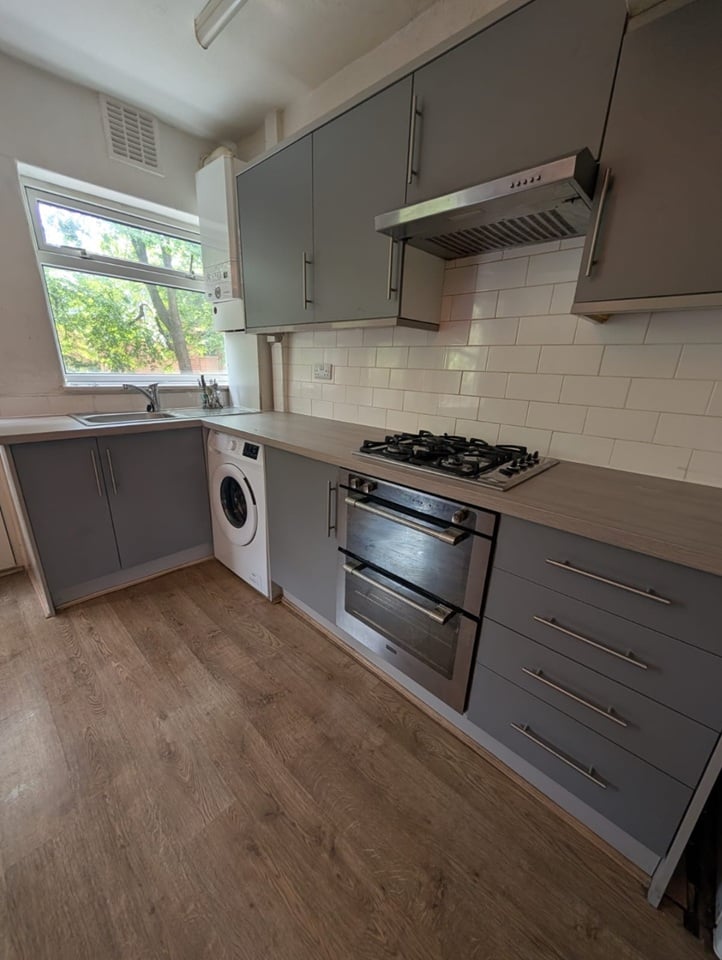 3 Bed Semi-Detached House, Kelso Gardens, LS2, N1 7GU