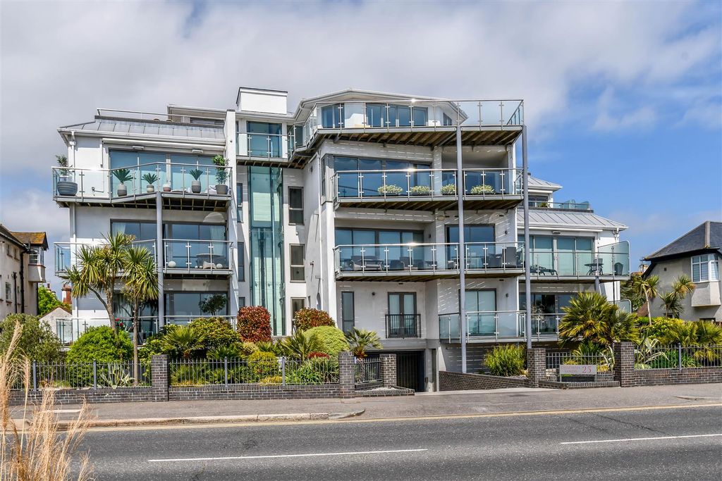 2 bed flat for saleChalkwell Esplanade, Westcliff-On-Sea SS0
