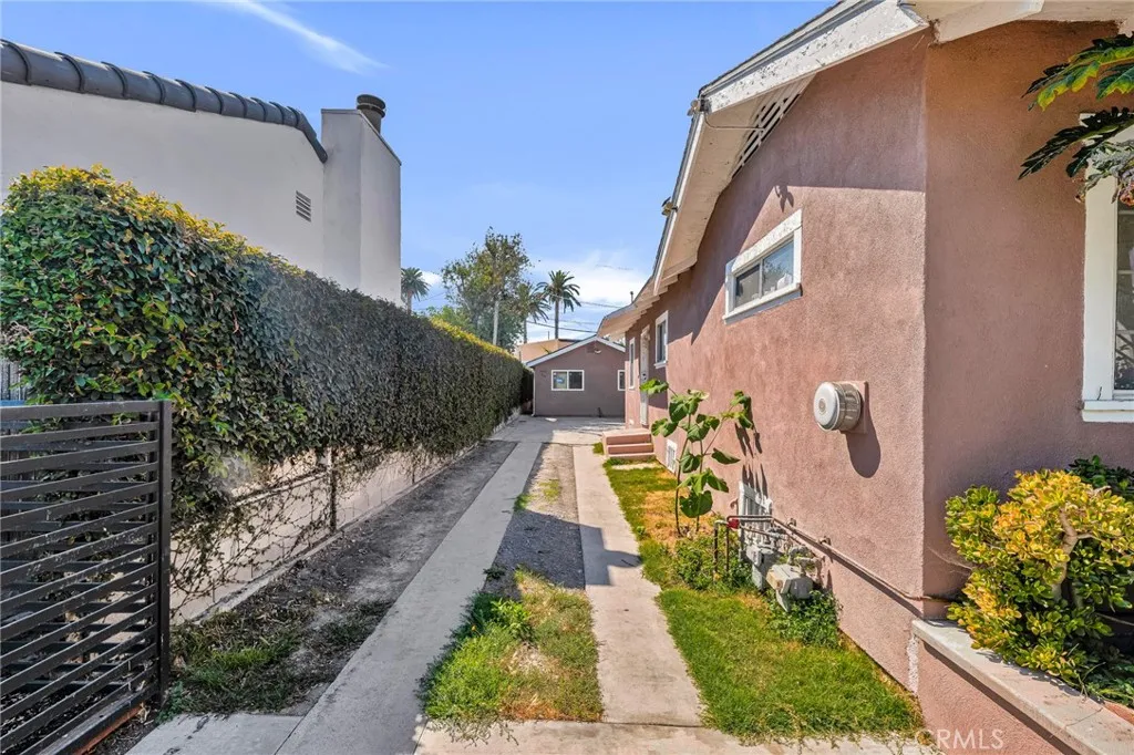 2621 Vineyard Avenue, Los Angeles, CA 90016