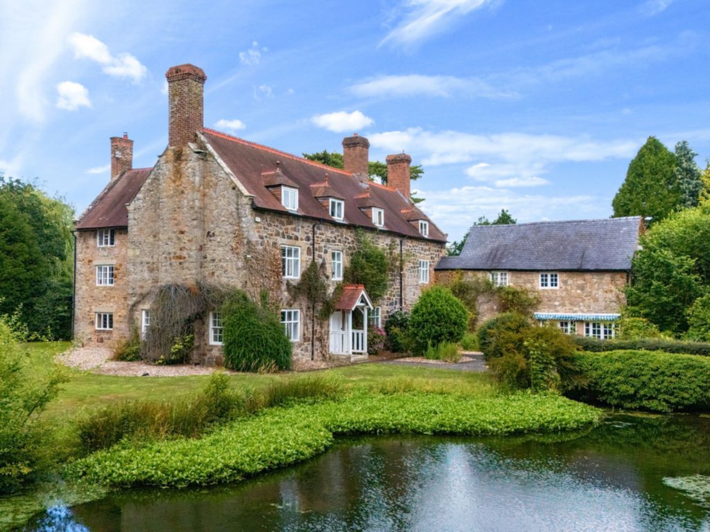 7 bed country house for saleChirk LL14