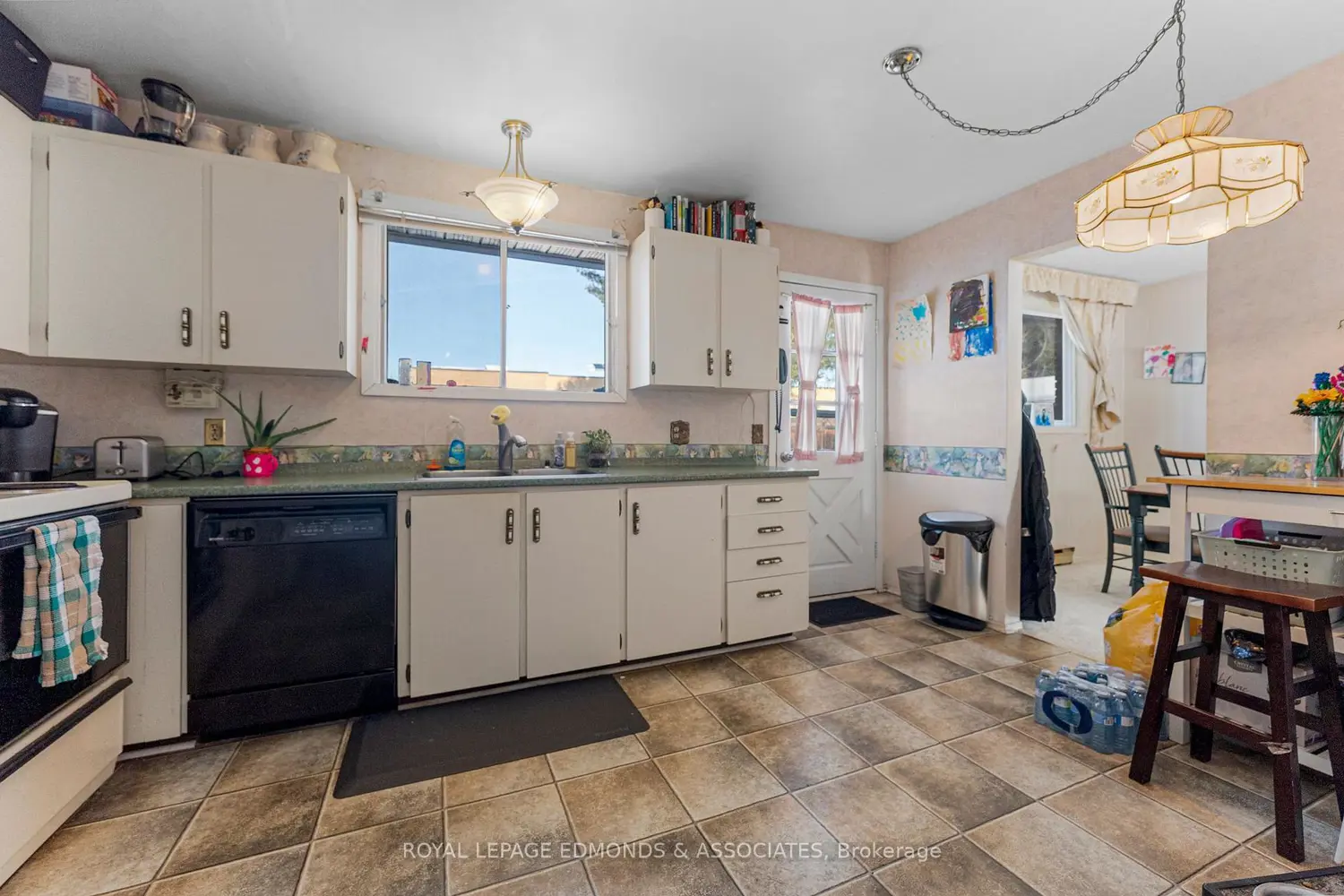 20 Maple Avenue photo 4