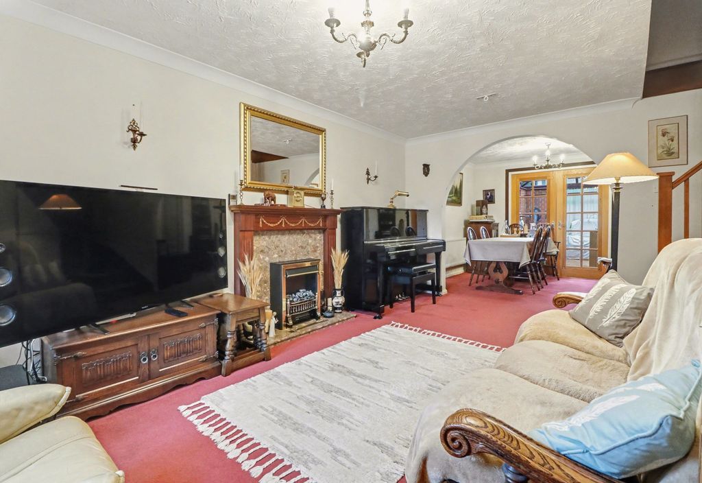 4 bed detached house for saleGresley Gardens, Hedge End SO30 photo 2