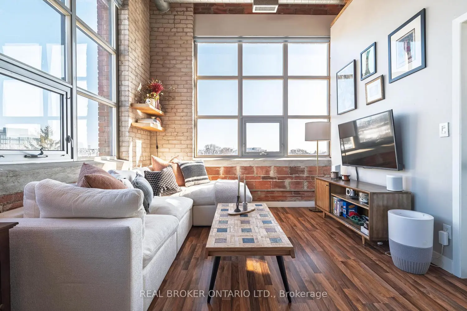 Additional image 3 of 2154 Dundas Street Ph3