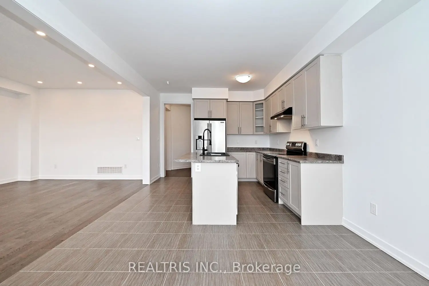 84 Hawick Crescent photo 4
