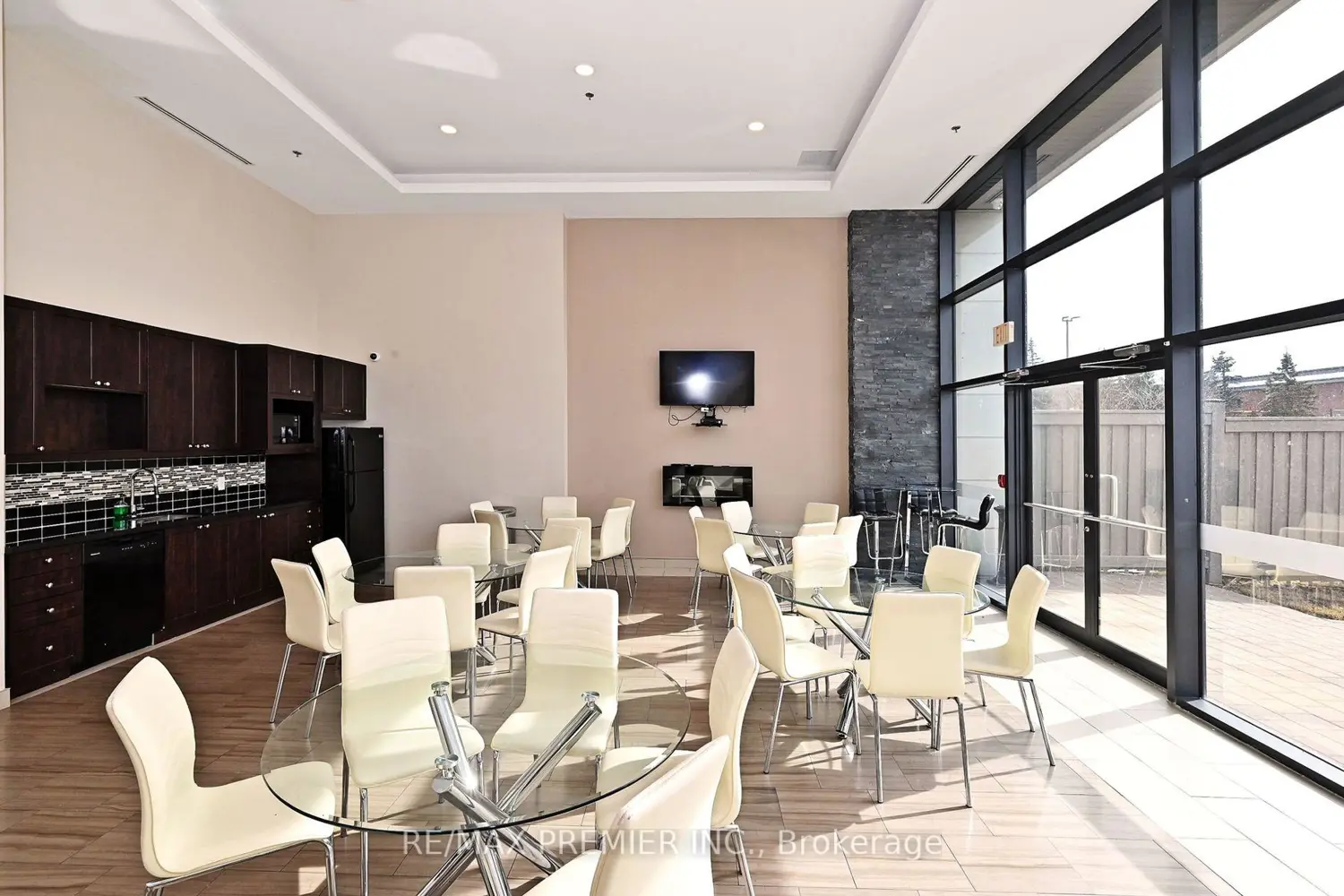 Additional image 16 of 12 Woodstream Boulevard 919