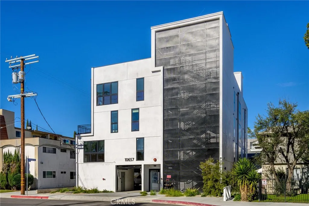 Additional image 2 of 10657 Moorpark Street Unit 204, North Hollywood, CA 91602