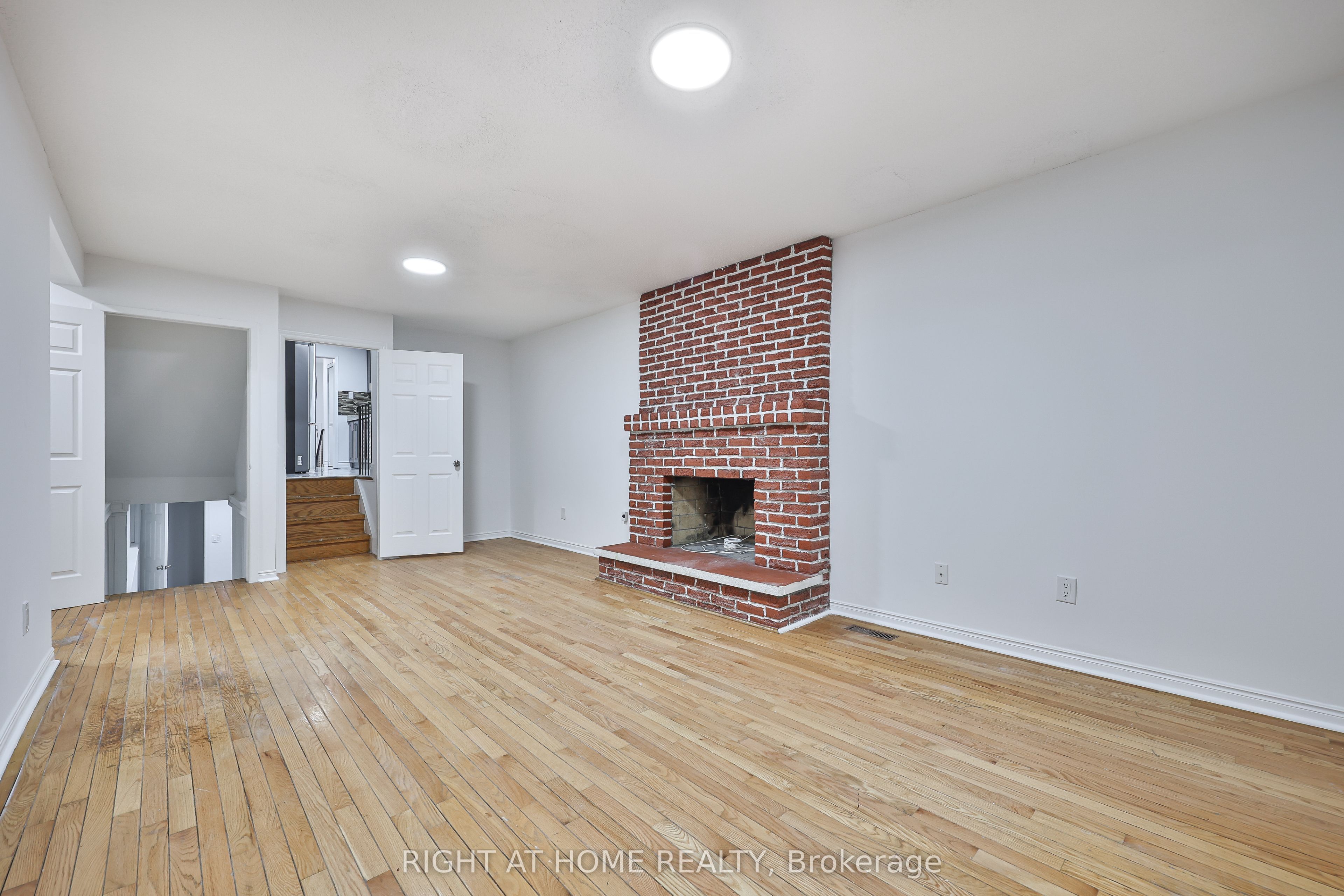 Additional image 5 of Main-3783 Keenan Crescent, Mississauga, ON, L4T 3M1