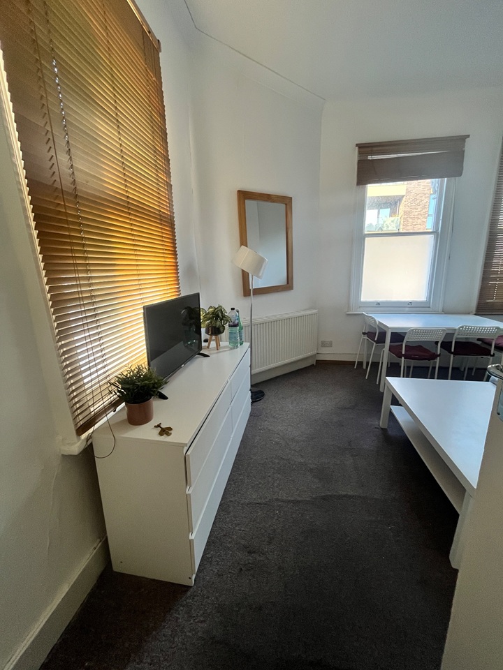 Additional image 3 of Room in a Shared Flat, Falcon Road, SW11, N1 7GU