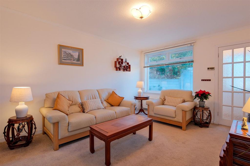 2 bed flat for saleManor Park, Hamilton ML3 photo 2