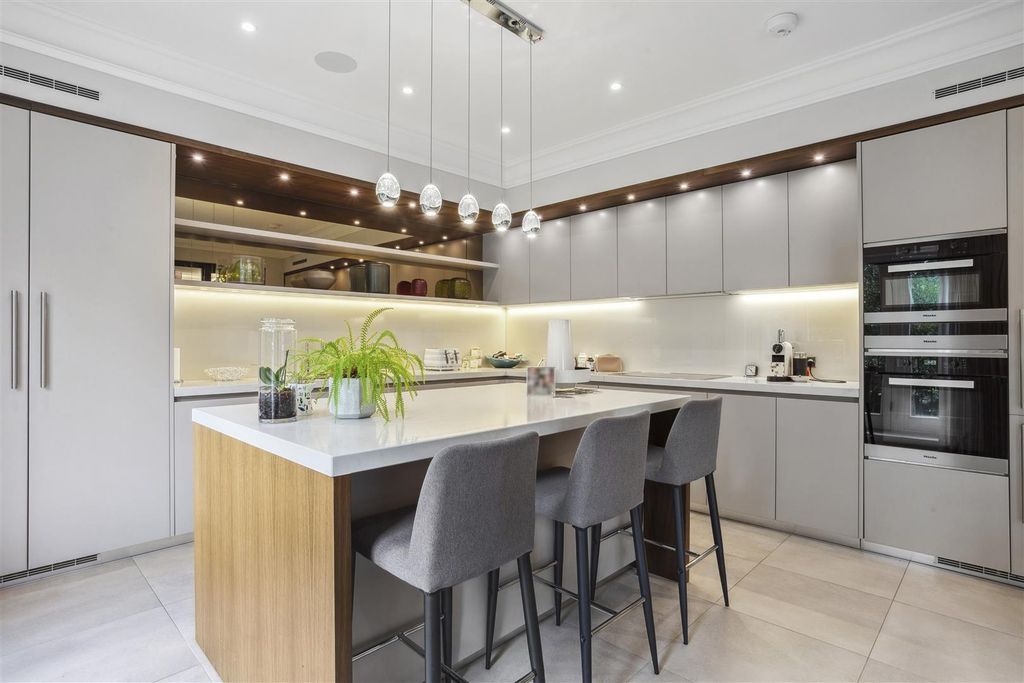 Additional image 3 of 3 bed flat for saleRidgemount Road, Sunningdale SL5