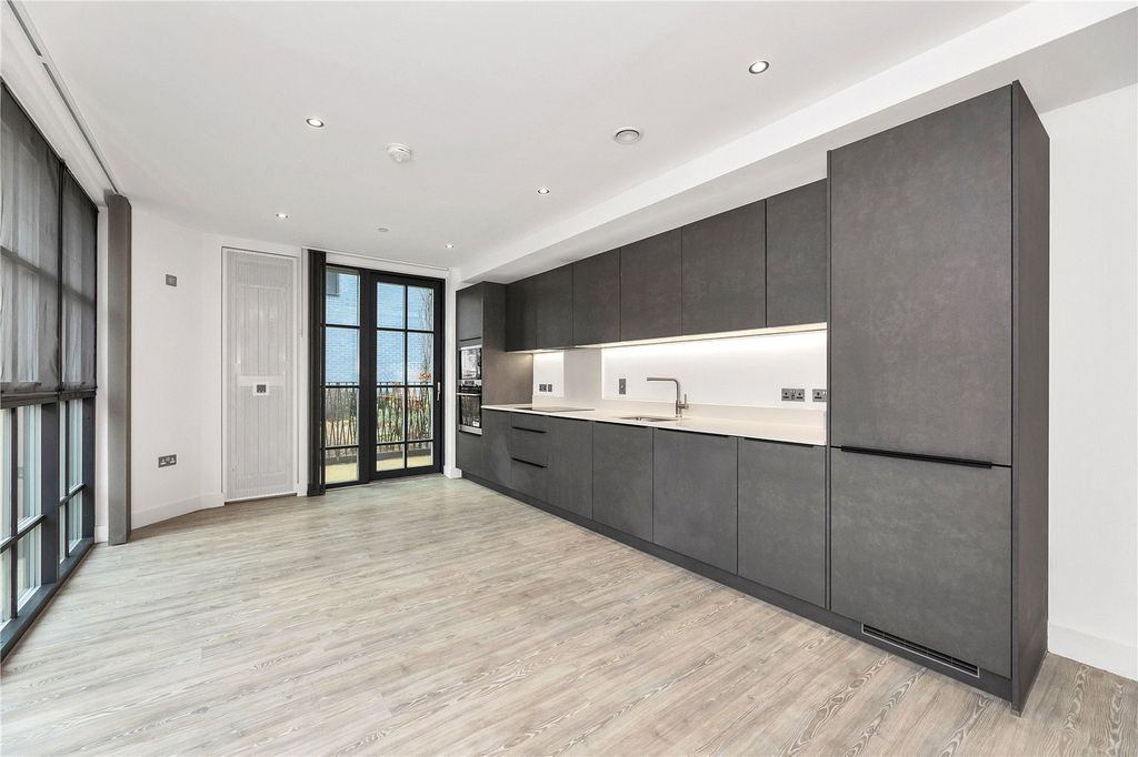 3 bed flat for saleTuring Way, Cambridge, Cambridgeshire CB3 photo 2