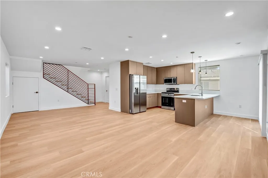 Additional image 4 of 18221 Chatsworth St Unit A, Northridge, CA 91326