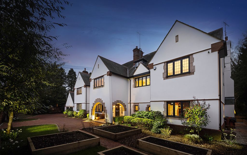 6 bed detached house for saleWestfield Road, Beaconsfield HP9