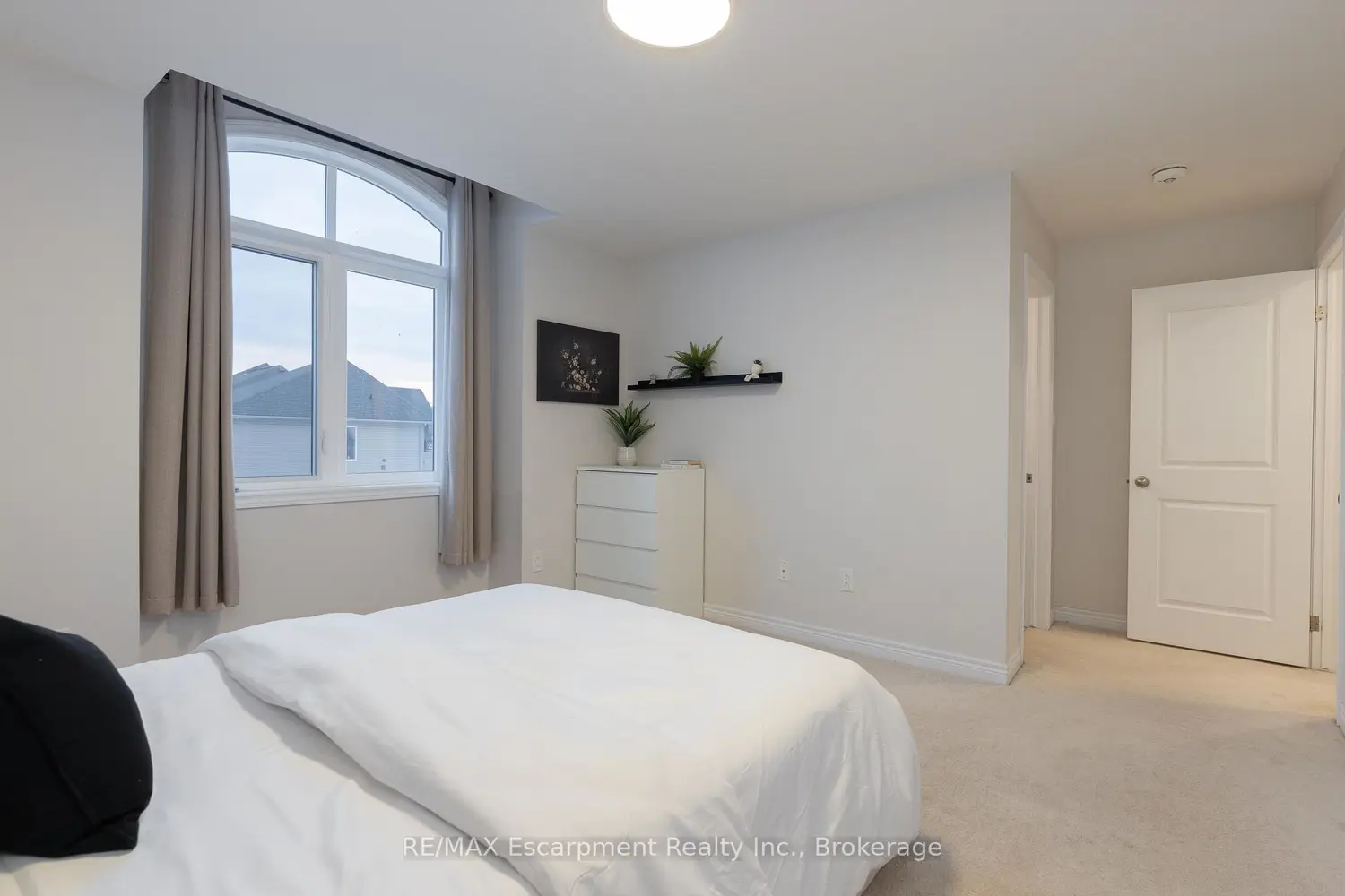 Additional image 12 of 31 Pinot Crescent