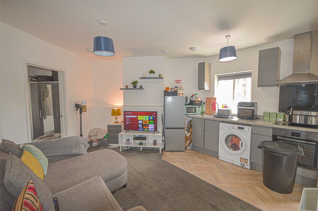 1 bed flat for saleCricklade Road, Swindon SN2 photo 3