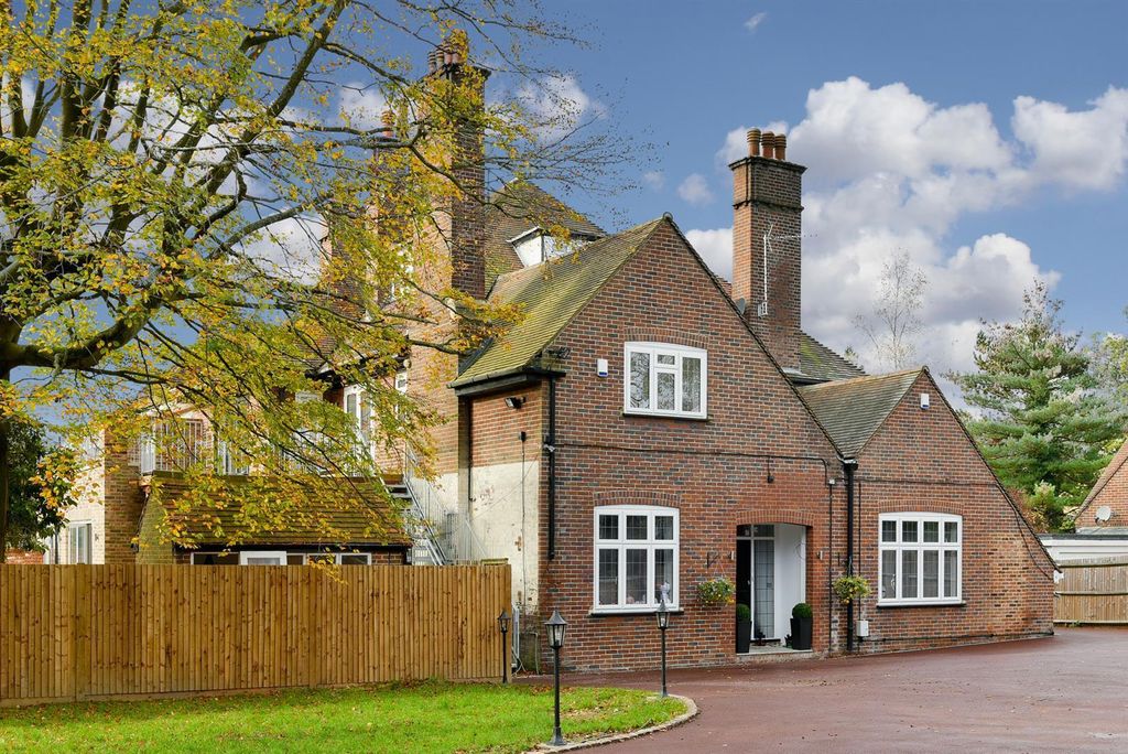 3 bed flat for saleWoodland Way, Kingswood KT20