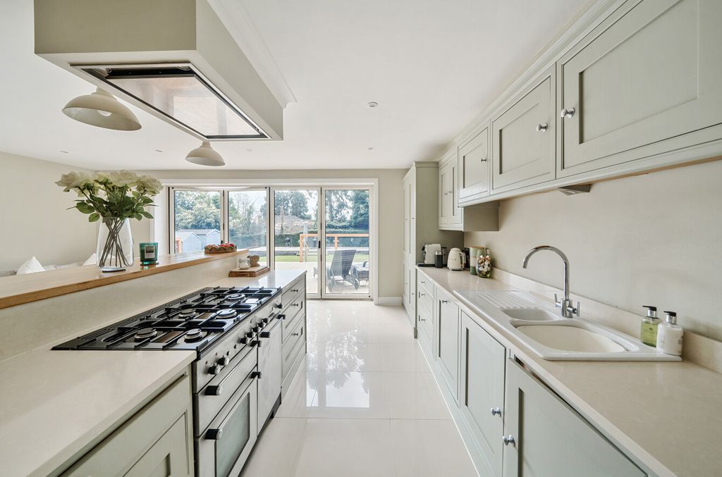 5 bed detached house for saleBeechmount Road, Bassett, Southampton, Hampshire SO16 photo 3