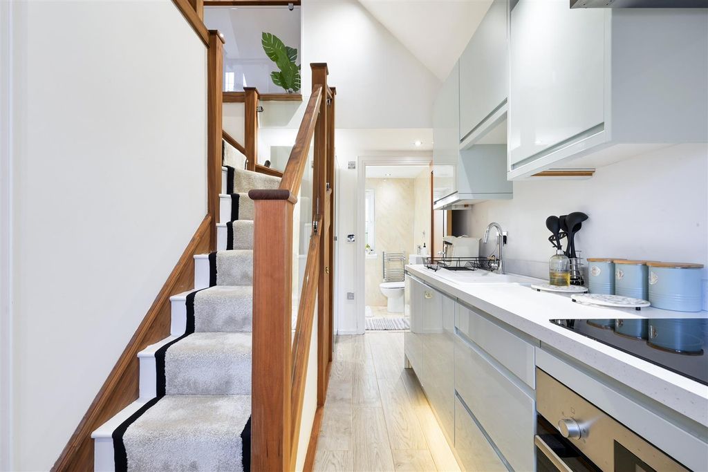 Additional image 30 of 3 bed flat for saleWoodland Way, Kingswood KT20