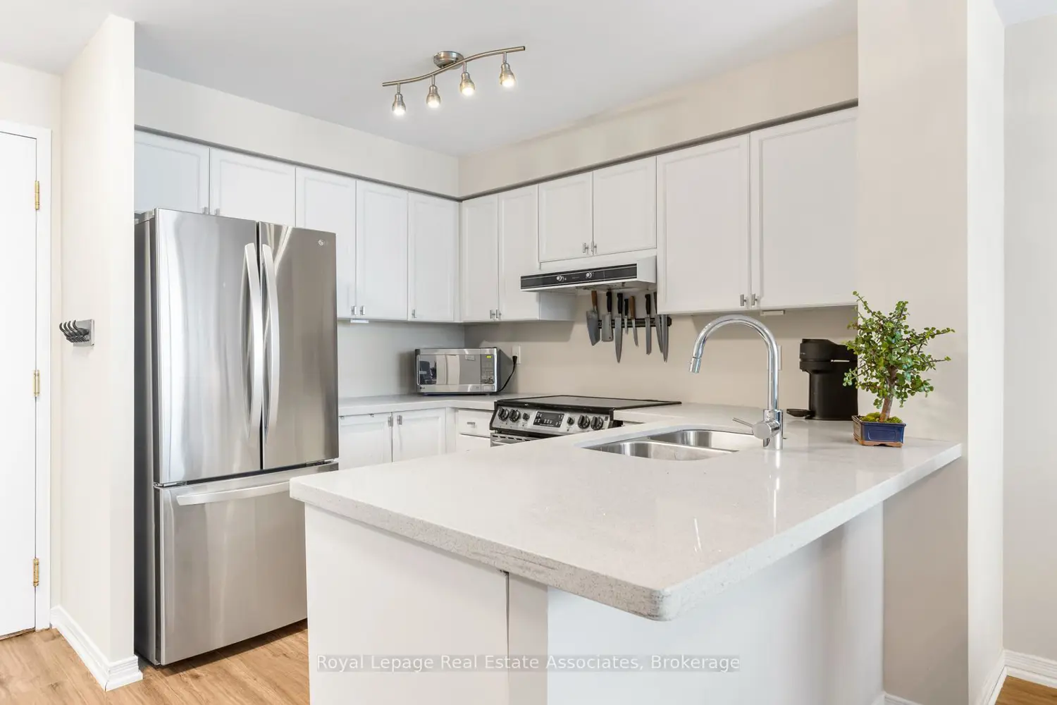 2565 Erin Centre Boulevard Ph7