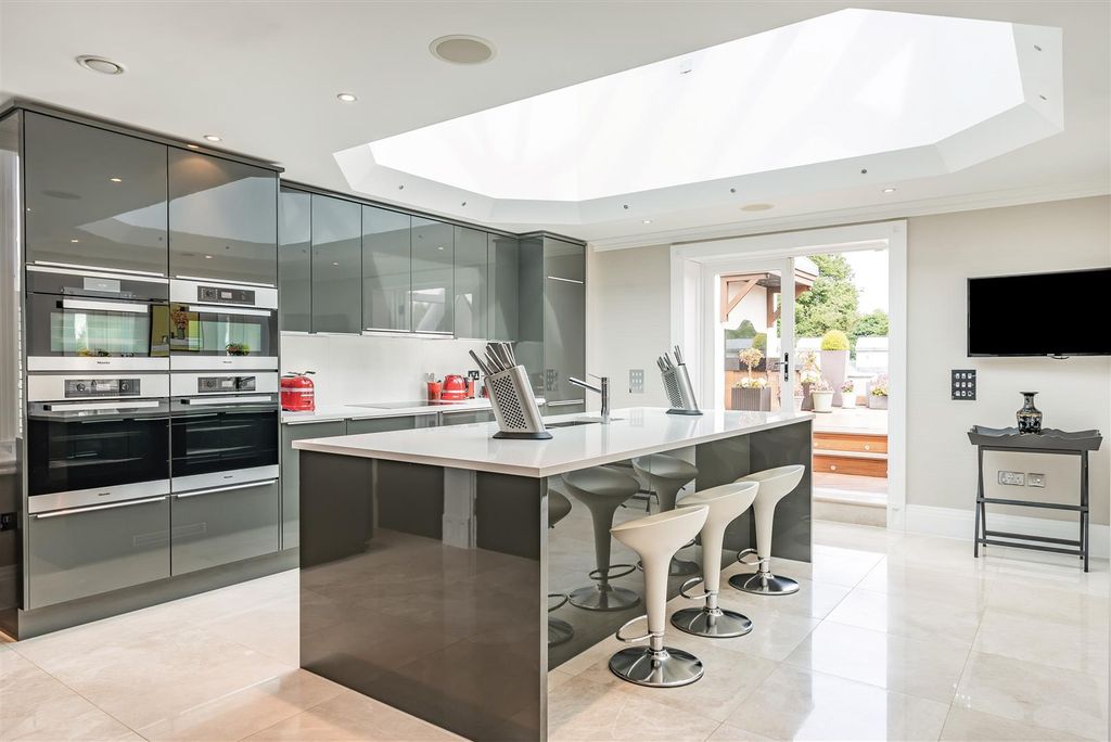 Additional image 12 of 3 bed flat for saleWoodland Way, Kingswood KT20