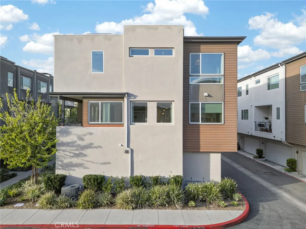 8405 N Fusion Way, Northridge, CA 91325