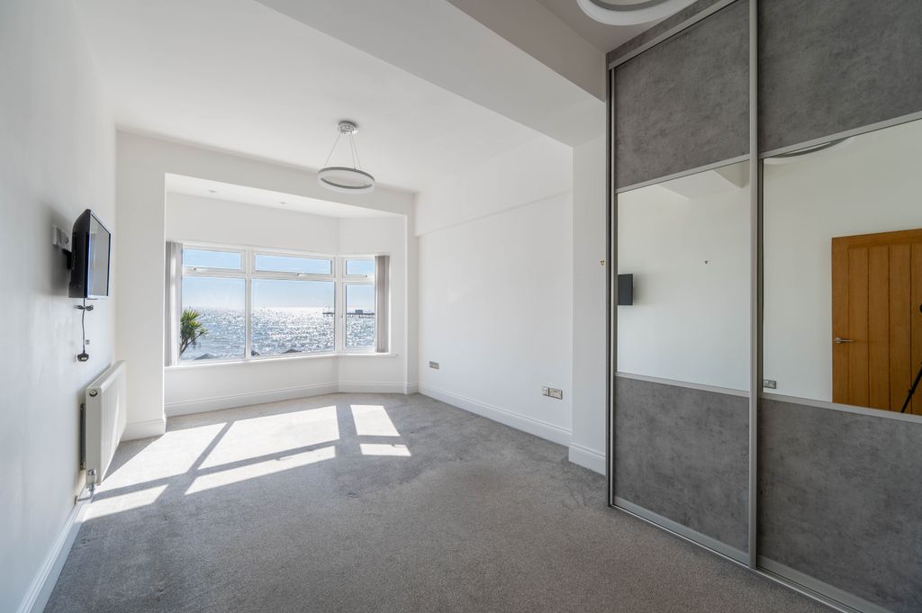 Additional image 7 of 2 bed flat for saleUndercliff Road West, Felixstowe IP11