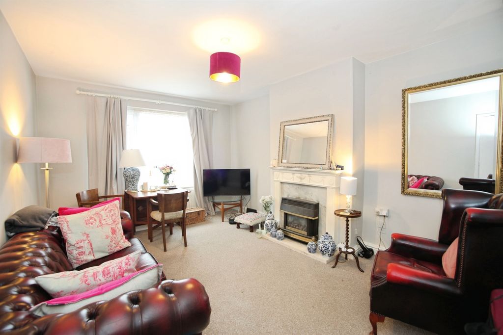 2 bed flat for saleStation Road, Llanishen, Cardiff CF14 photo 3
