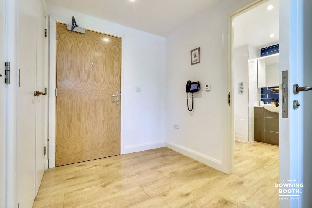 2 bed flat for saleMonks Close, Lichfield WS13 photo 3