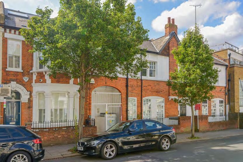 2 Bed Flat, Mossbury Road, SW11, N1 7GU