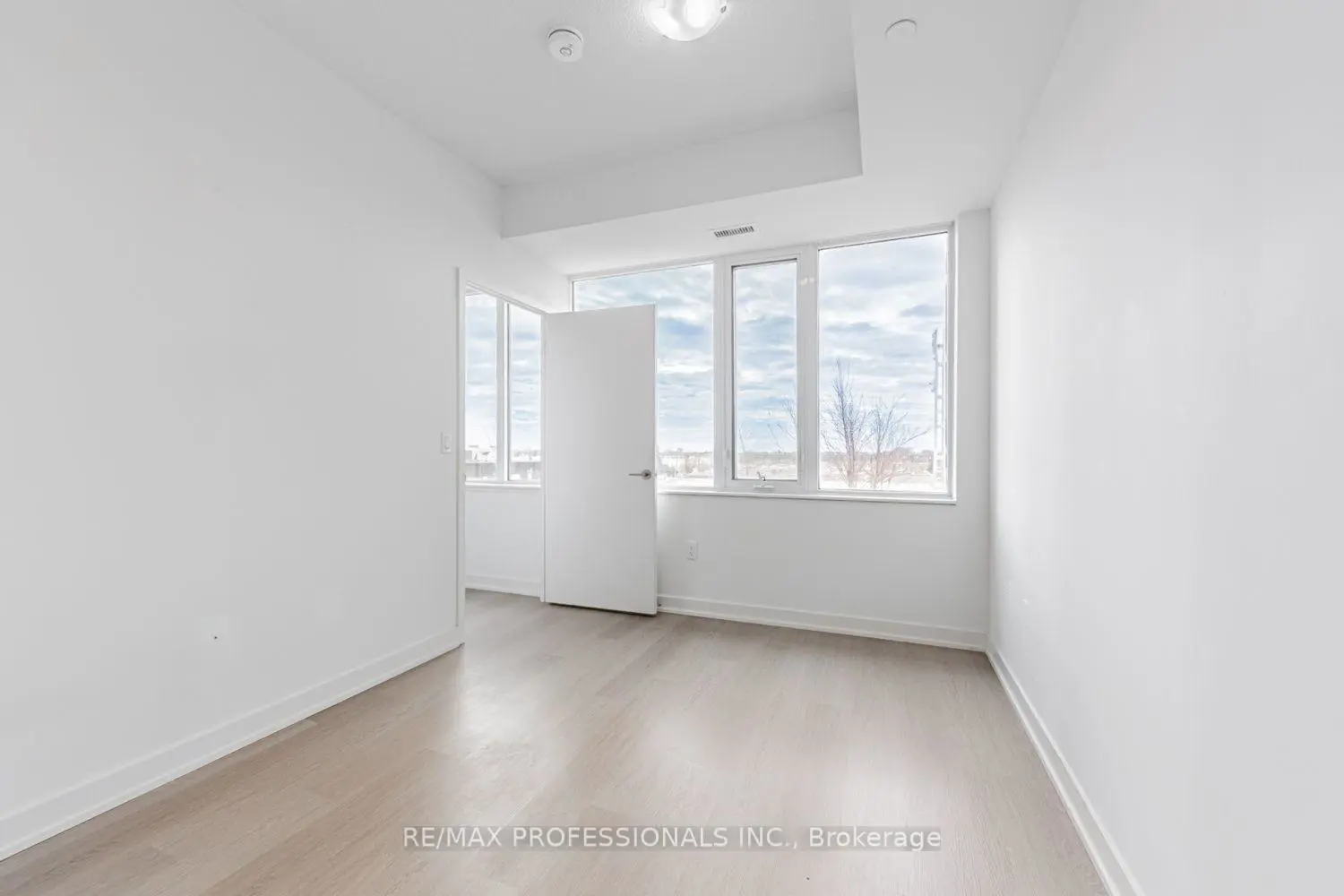 Additional image 6 of 859 The Queensway 313