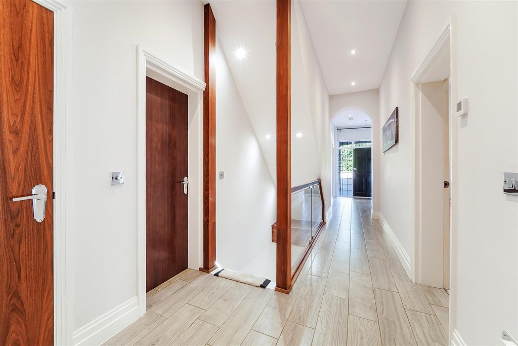 Additional image 21 of 3 bed flat for saleWoodland Way, Kingswood KT20